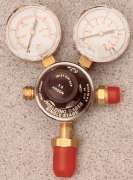 1 stage / 2 gauge gas bottle regulator.